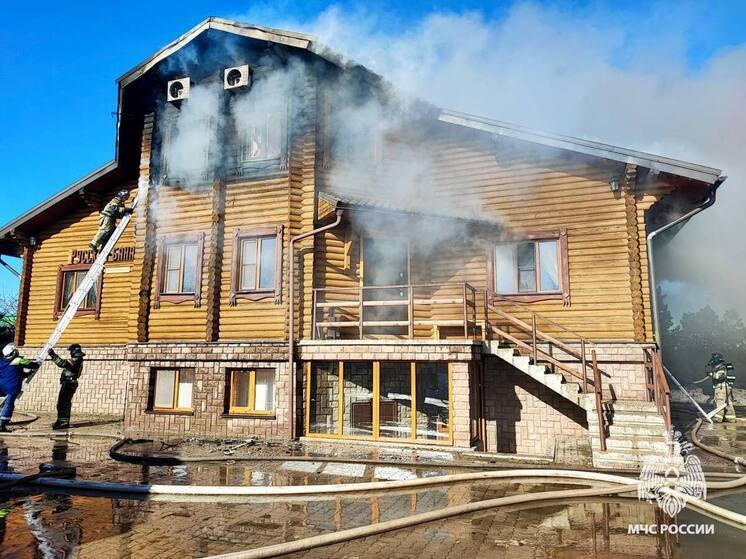 На севере Ставрополя загорелась баня на 500 квадратах