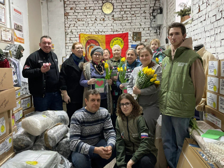 В Рязани активисты Народного фронта поздравил женщин с наступающим 8 Марта