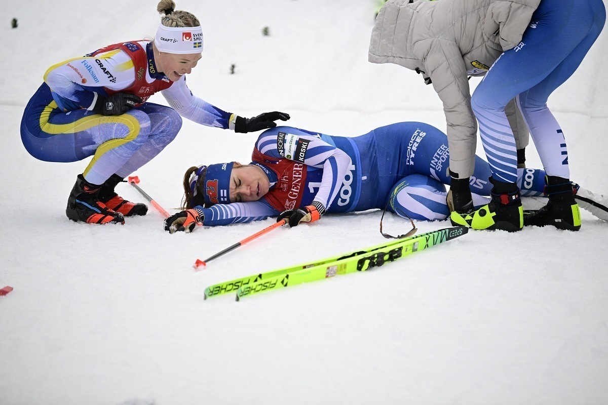 Финская лыжница Йоэнсуу устроила скандал и потеряла сознание на чемпионате мира из-за королевской семьи Норвегии.