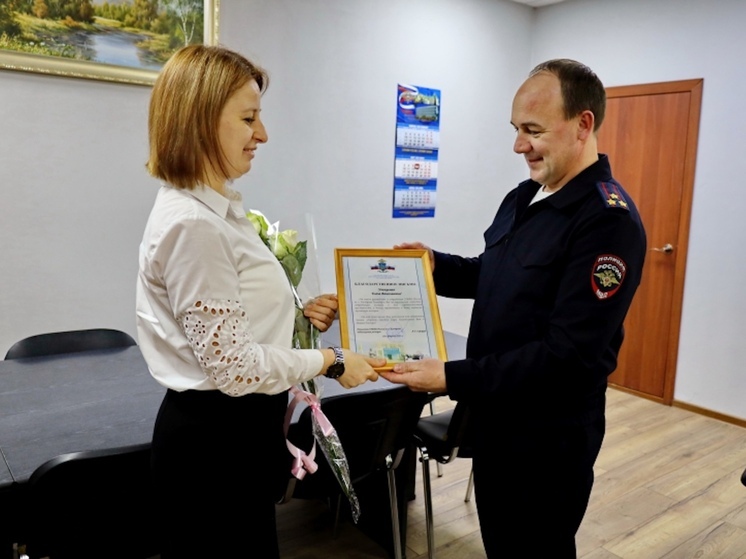 Сотрудница костромского банка спасла пенсионерку от аферистов