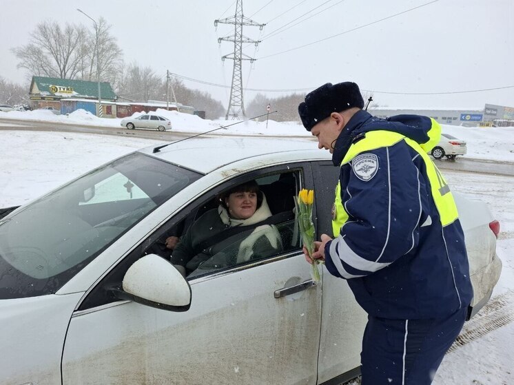 Бугурусланские инспекторы поздравили автоледи с 8 Марта цветами