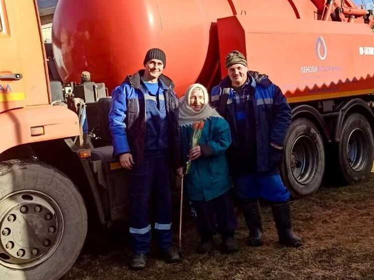 Бабушку-ветерана в Сланцевском районе поздравили и помогли ей по хозяйству