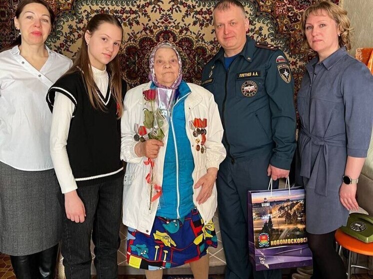 Тульские спасатели поздравили с 8 марта тружениц тыла