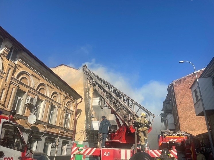 Крупный пожар в Ростове на улице Обороны полностью потушили