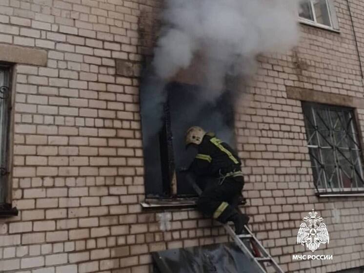 Двоих детей на вертолете транспортировали в больницу после пожара в Тверской области