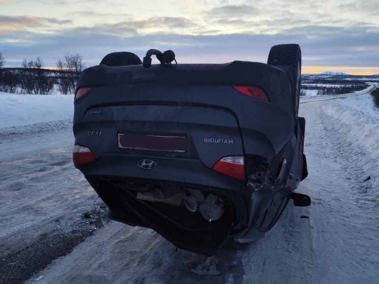 В Кольском районе произошла авария с опрокидыванием автомобиля на крышу
