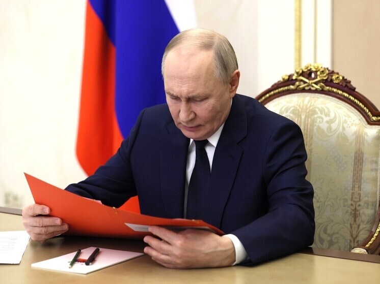 Путин поздравил женщин России с 8 марта, сказав, что им подвластно самое главное