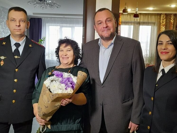 Воронежские полицейские поздравили ветерана ОВД с 8 марта