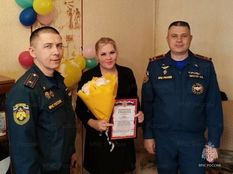Жительницу Краснокаменска наградили за спасение детей из горящей квартиры