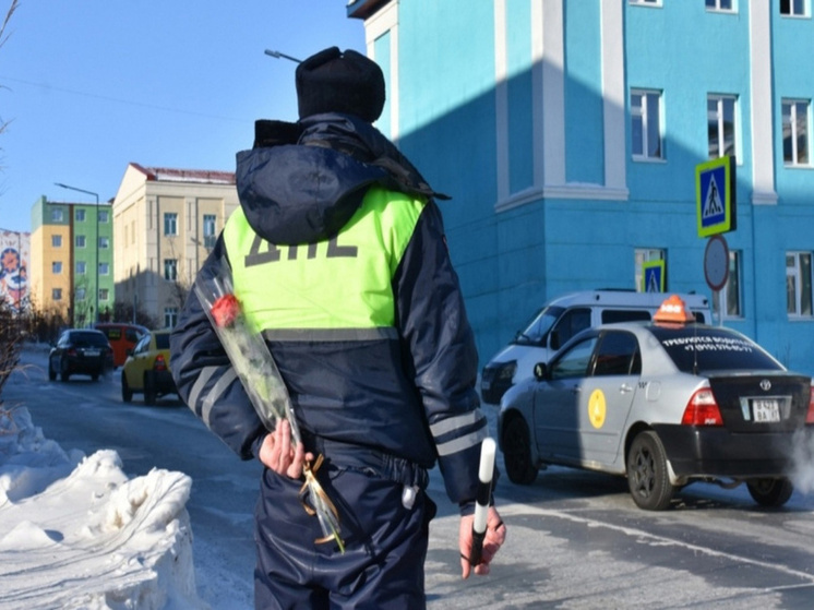 Цветы и шоколадки раздавали женщинам-водителям в столице Чукотки