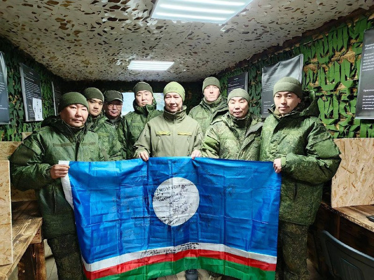 Глава Якутии Айсен Николаев вручил награды и передал помощь военнослужащим в ДНР