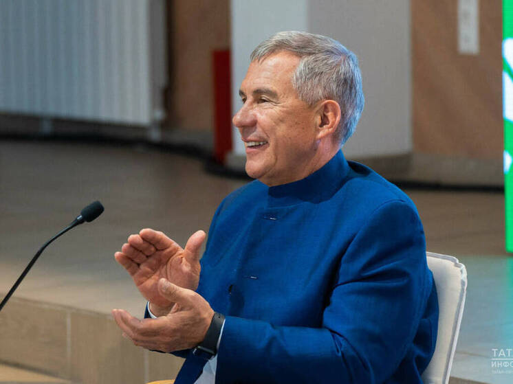 Женщин Татарстана Рустам Минниханов поздравил с 8 Марта