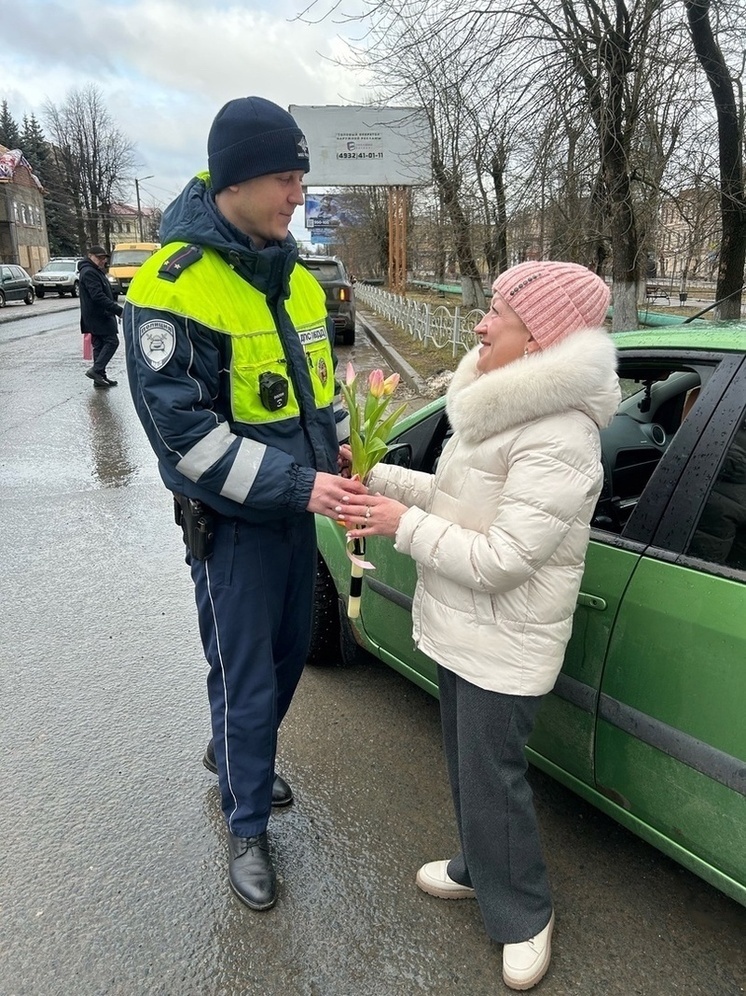 Ивановские инспекторы ДПС взяли в руки цветы вместо жезлов