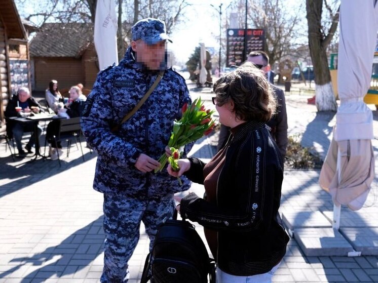 Росгвардейцы в честь 8 Марта подарили цветы жительницам Геническа