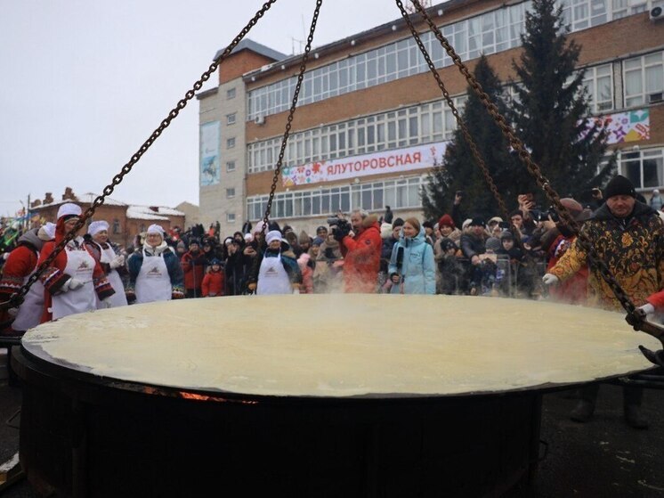 Повара из Губкинского испекли блин-великан и победили в конкурсе в Тюменской области