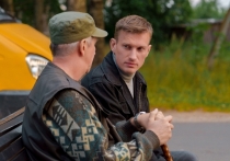 Телеканал ТВ-3 готовит подарок для поклонников детективного сериала «Кордон» — с 10 марта в 17:00 на экраны выйдут новые серии! Премьера проекта состоялась 25 ноября 2024 года, и с первых эпизодов он стал настоящим хитом. Захватывающий сюжет, харизматичный главный герой и высокие рейтинги — «Кордон» доказал, что зрители любят сильные истории с крутым характером.