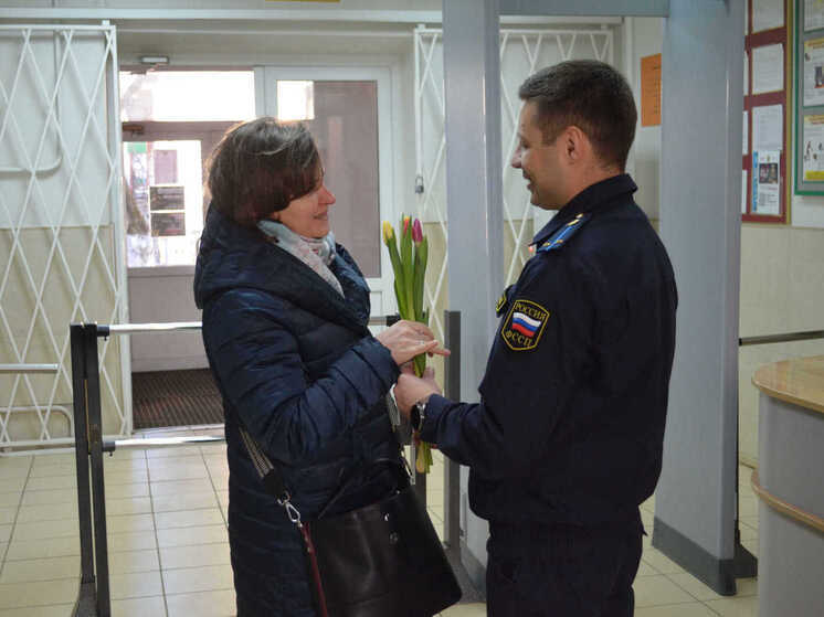 Калужские судебные приставы поздравили женщин с 8 Марта