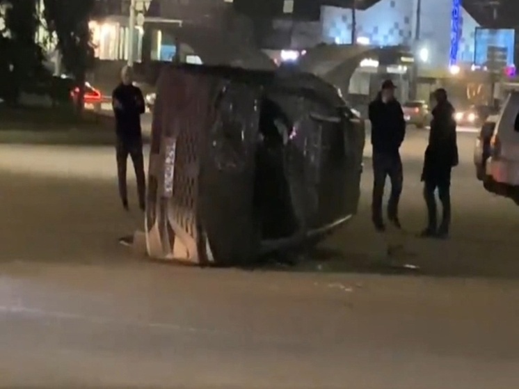 В Ростове кроссовер перевернулся после ДТП на Сельмаше