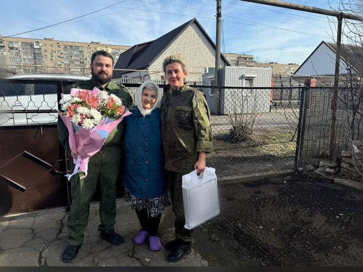 Запорожские следователи поздравили женщин-ветеранов ВОВ с 8 марта