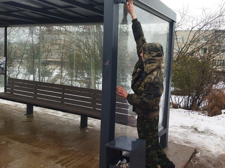 В Боровичах восстановят поврежденные вандалами автобусные павильоны