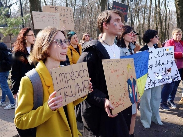 В Киеве высмеяли скудный митинг против Трампа возле посольства США