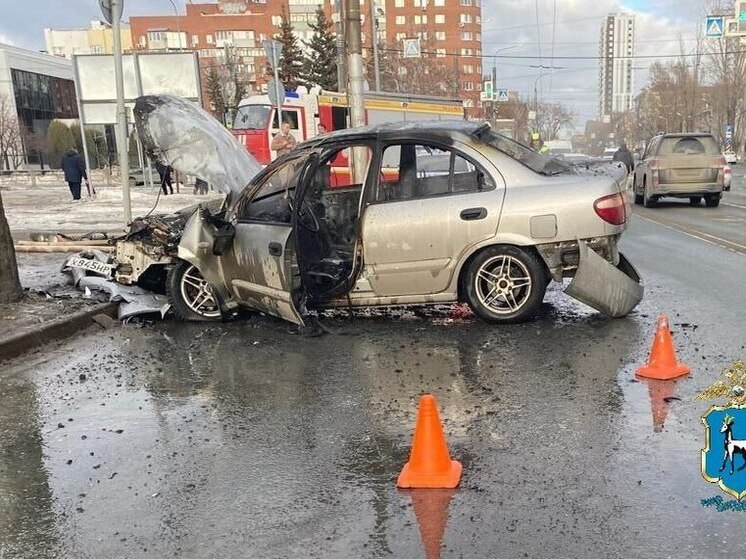 Ребенок пострадал после столкновения Nissan со столбом в Самаре вечером 8 марта