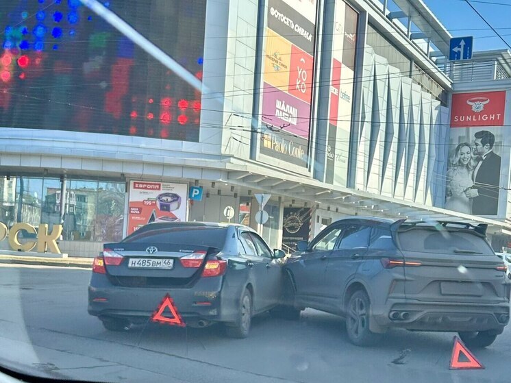 В центре Курска 2 легковушки попали в ДТП
