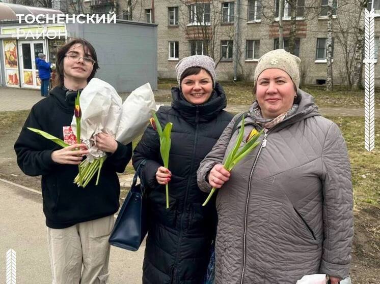 В Тосненском районе волонтеры дарили прохожим женщинам тюльпаны