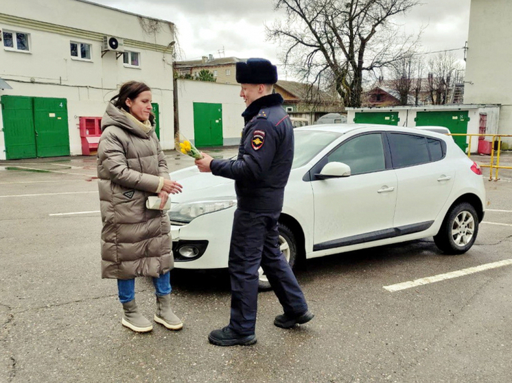 В Костроме 8 Марта женщин поздравили даже в подразделении миграции