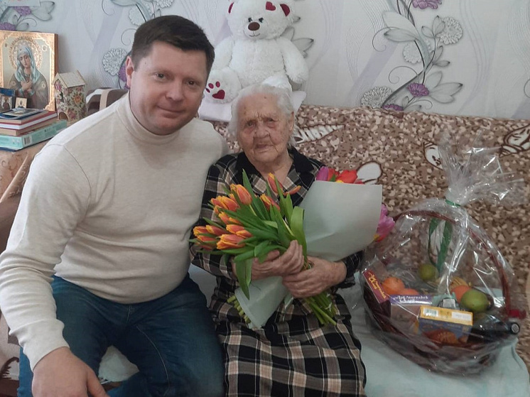 Жительницу Холмогорского округа, ветерана Великой Отечественной войны Елизавету Юн поздравили с 8 Марта