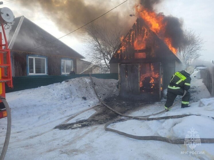 В одном  из райцентров Алтайского края загорелся гараж и автомобиль