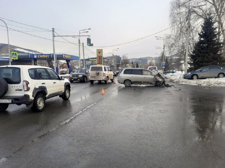 В Горно-Алтайске женщина пострадала в ДТП с двумя автомобилями