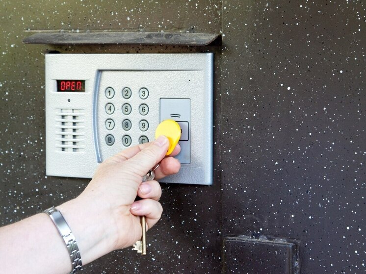  В Барнауле мошенники обманывают горожан под предлогом замены домофонов