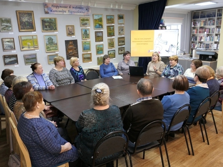   В библиотеках Коношского района продолжаются занятия по финбезопасности для старшего поколения