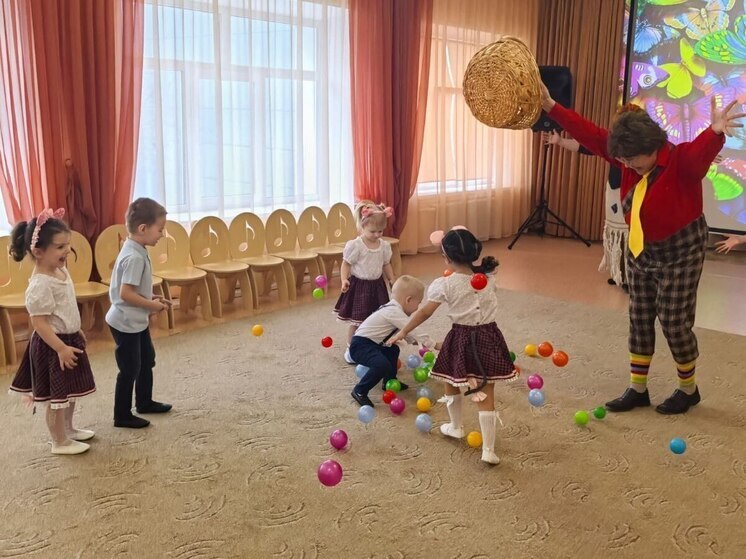 Дошкольники Серпухова поздравляют мам и бабушек с праздником