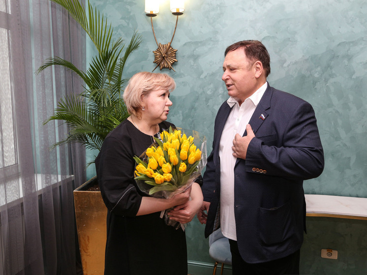 Олег Валенчук поздравил маму Героя нашего времени