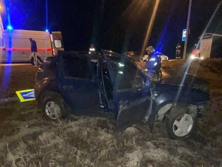 У Козицинского кладбища под Вологдой автомобиль врезался в дорожный знак и вылетел в кювет