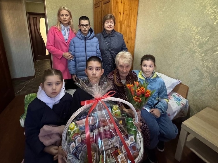 Депутат ЗСК, член фракции ЛДПР Вероника Иванчикова посетила бывшую узницу нацистского концентрационного лагеря