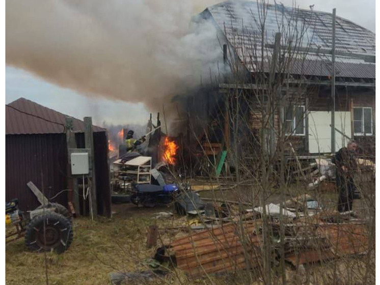 В Старорусском районе пламя с горящей бани перекинулось на жилой дом