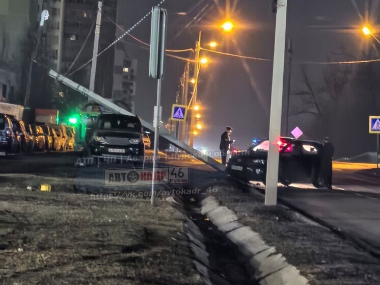 В Курске автомобиль протаранил и обрушил столб