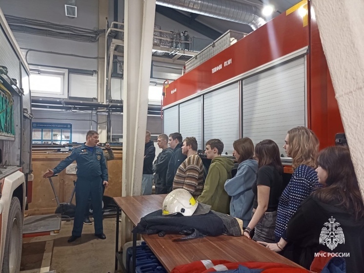 Валдайские пожарные постарались зажечь интерес у студентов аграрного техникума