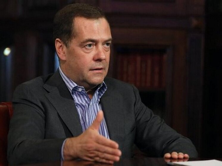 Медведев призвал Макрона быть осторожнее с ядерным арсеналом