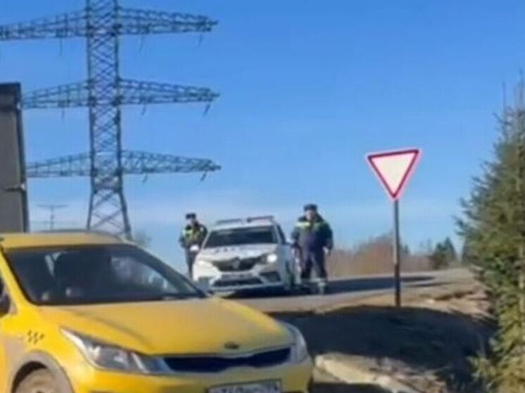 Автомобиль такси с пассажиркой увяз в грязи в Подмосковье