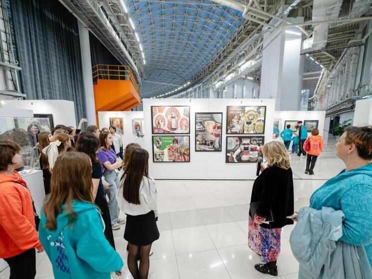 В Сириусе открылась выставка живописи, фарфора и керамики