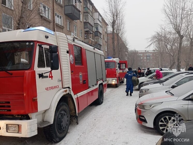 Пожарные эвакуировали из челябинской многоэтажки пожилую женщину и троих детей