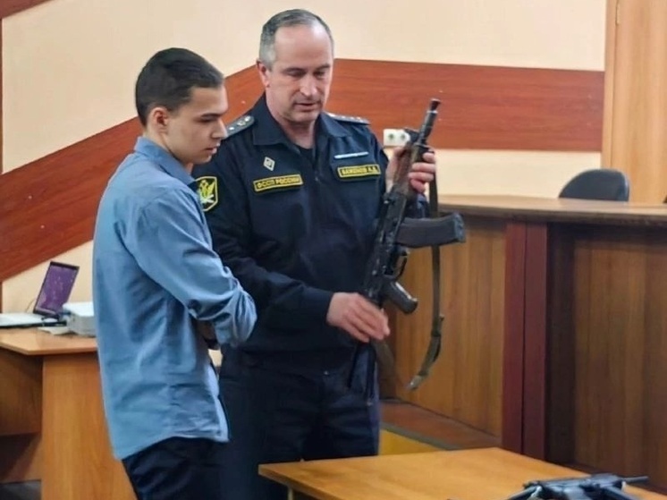 Судебные приставы Хакасии показали студентам оружие, каску и бронежилет