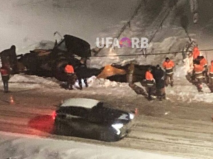 В Уфе трактор провалился под землю