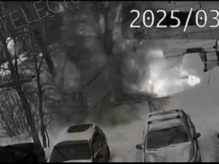 На Интернациональной в Уфе снова  ушел под землю автомобиль