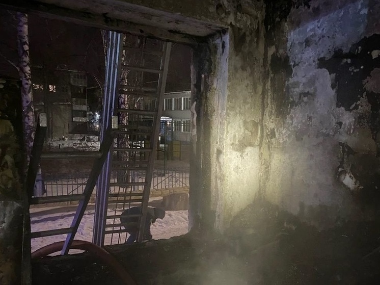 В Кемерове из горящего дома эвакуировали 16 человек