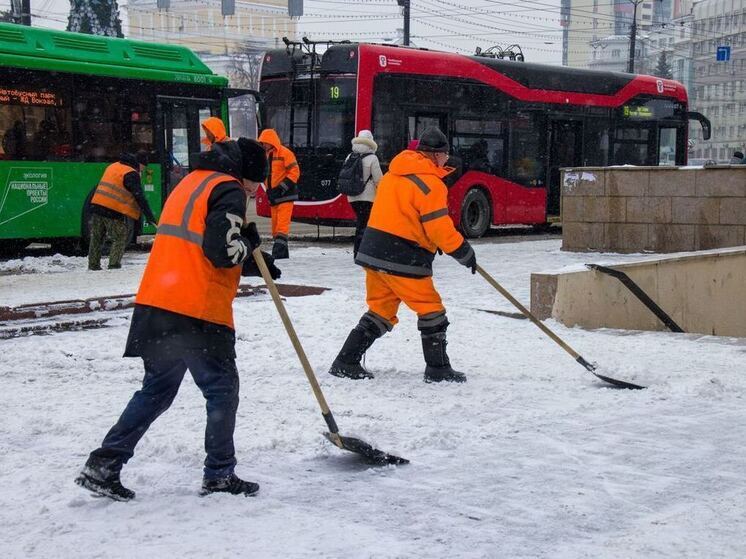 Почти 600 рабочих чистят улицы Челябинска от снега